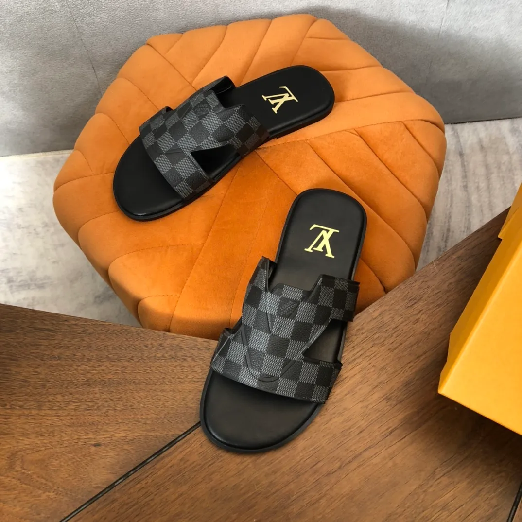 Factory price: 270💰LV counters are selling new brand luxury men's slippers, casual, loose and comfortable. The must-have model in the picture above [Happy][Happy], multiple colors available Size: 38-44, customized 45